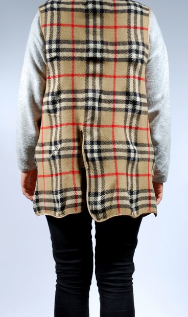 null BURBERRY'S

Deux doublures en laine, l'une beige et l'une motf tartan