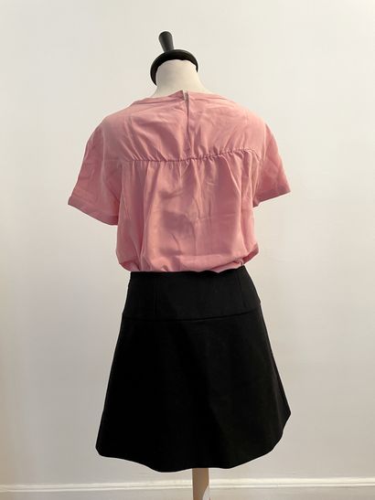 null MIU MIU 

Set including black wool skirt and pink silk top.

For the skirt,...