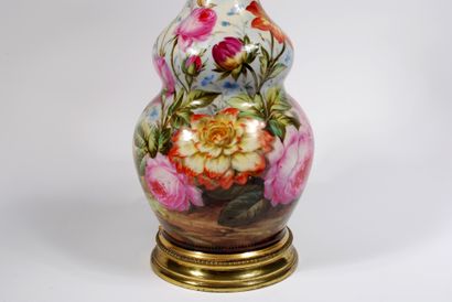 null Porcelain lamp base with polychrome flowers 

Height : 38 cm

Shine