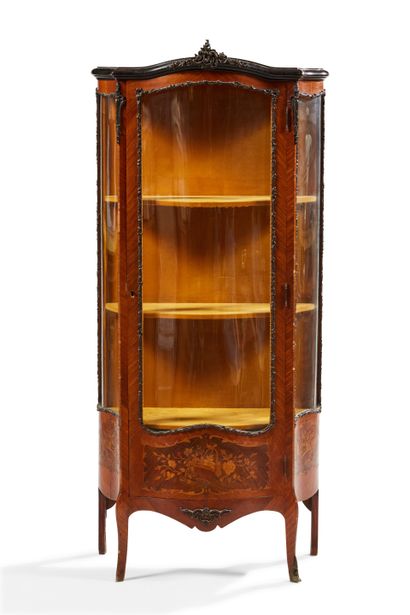 null * Wooden display case with inlaid decoration of flowered reserves 

19th century...