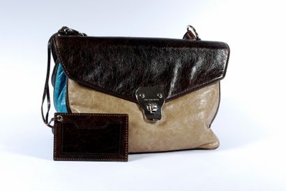null BALENCIAGA 

Taupe, brown and turquoise handbag.

34 x 22 cm approximately (without...