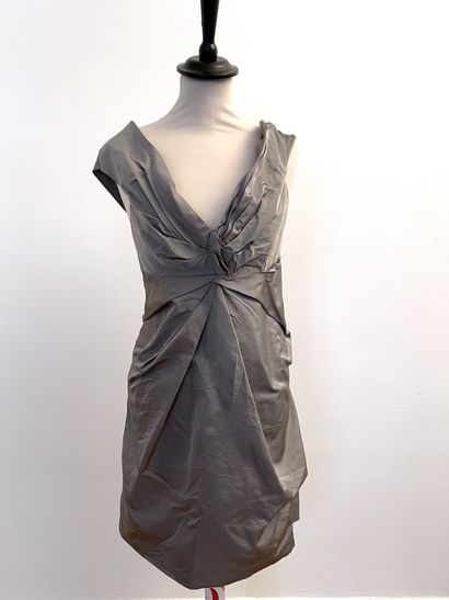 null MARC JACOBS 

Robe de cocktail en satin gris.

Taille 4 (US)

Petits usures...