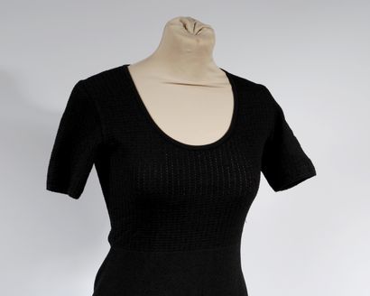 null YVES SAINT LAURENT variation 

Short-sleeved knitted tube dress. 

Some threads...