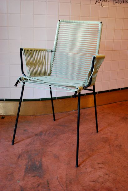 null Cinq fauteuils "scoubidou" en métal et plastique

84 x 50 x 41 cm environ

Vendus...