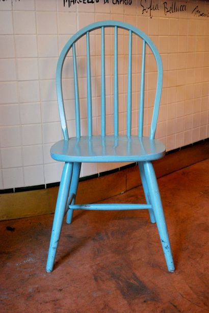 Huit chaises bistrot en bois laqué bleu ciel

91...
