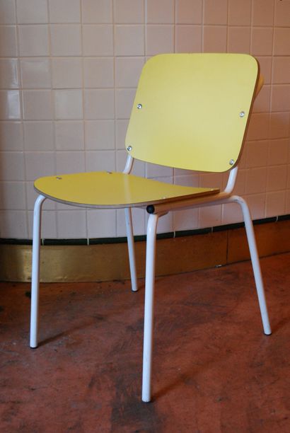 null Cinq chaises d'écolier en métal et bois mélaminé jaune

77 x 39,5 x 41 cm environ

Vendues...