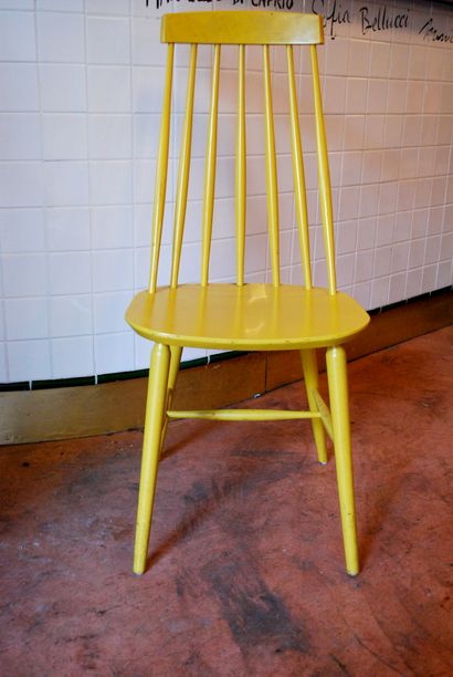 Quatre chaises bistrot en bois laqué jaune...
