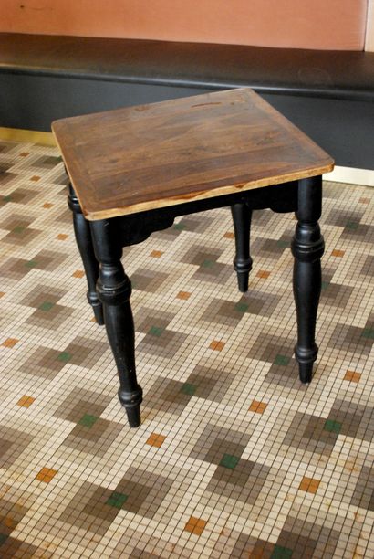 null Huit tables carrées en bois

70 x 60 x 60 cm

Vendues en l'état