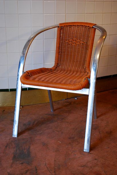 null Cinq fauteuils de terrasse en pvc tressé orange et métal 

72 x 52 x 60 cm environ

Vendus...
