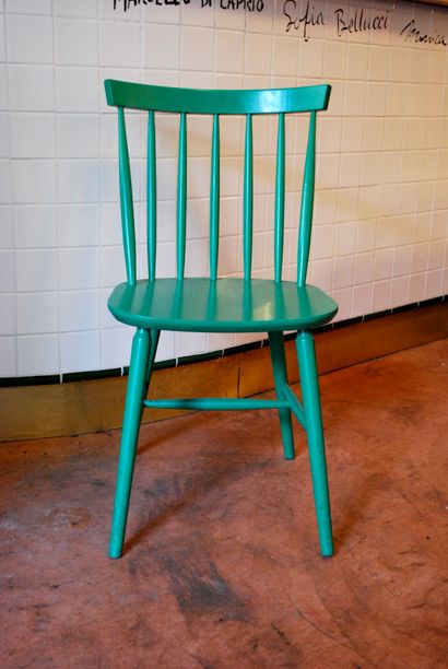 Quatre chaises bistrot en bois laqué vert

85...
