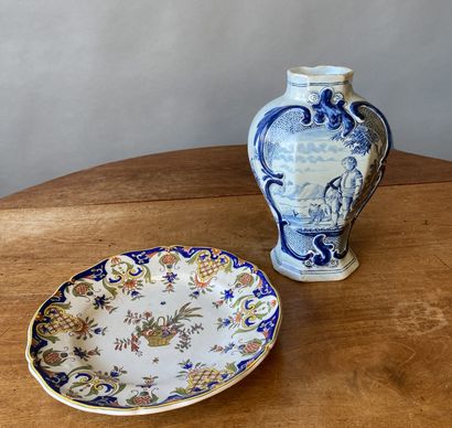 null Vase dans le goût de Delft 

Assiette en céramique restaurée dans le goût de...