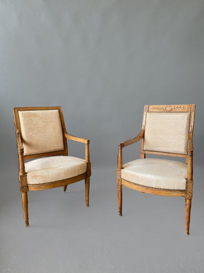 null Deux fauteuils en bois naturel mouluré et sculpté

Style Directoire

Hauteur...
