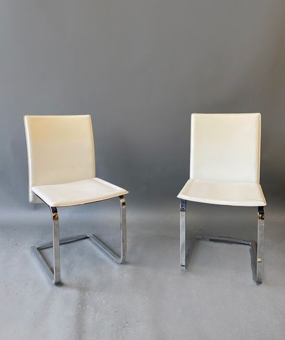 null Suite de douze chaises à piètement alumium et garniture à l'imitation du cuir...