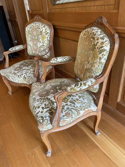 null Paire de fauteuils en bois naturel mouluré et sculpté de coquilles.

Style Rocaille....
