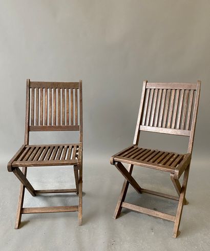 null Suite de douze chaises de jardin en bois pliantes 

En l'état