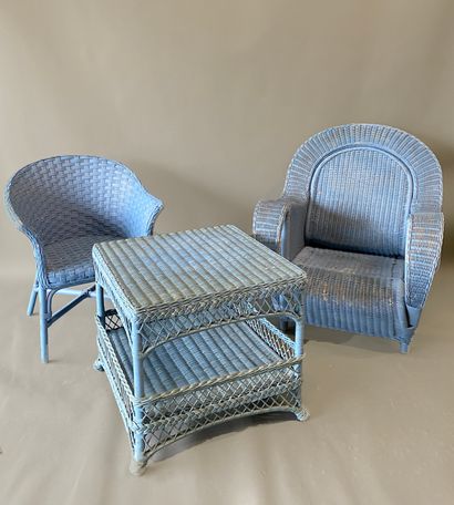 null Lot comprenant : 

Fauteuil, table et fauteuil en rotin bleu 

On y joint paire...