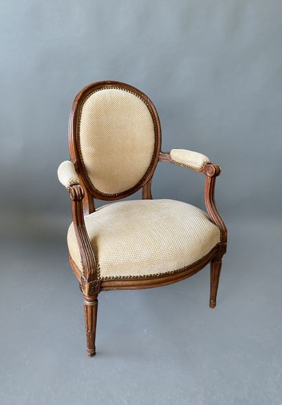 null Fauteuil médaillon

Accotoirs terminés en console inversée

Style Louis XVI

88...