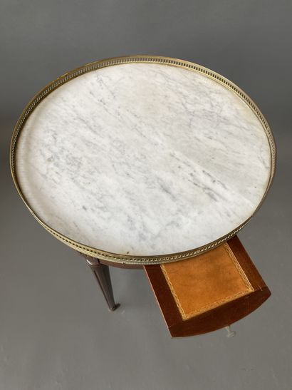 null Table bouillote à plateau de marbre blanc

Pieds fuselés et cannelés

Style...