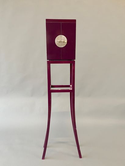 null Cabinet style Extreme orient laqué violet

Hauteur totale : 160 cm

Usures

Vendu...