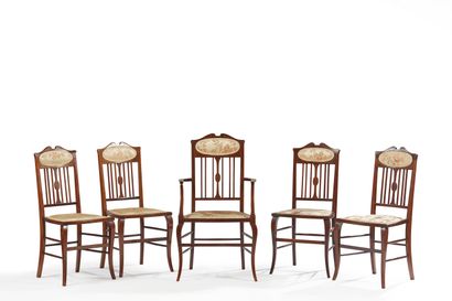 null Suite de quatre chaises et un fauteuil en bois marqueté de fleurettes et filets,...