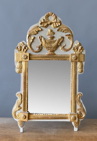null Miroir en bois laqué et stuc doré à décor de rinceaux et rubans

Style Louis...