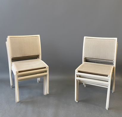 null Lot comprenant : huit chaises de jardin et table rectangulaire (75 x 180 x 100)...