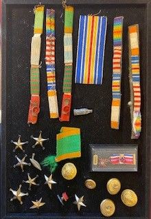 null * Lot de médailles militaires, barettes, boutons et réductions de décoration...