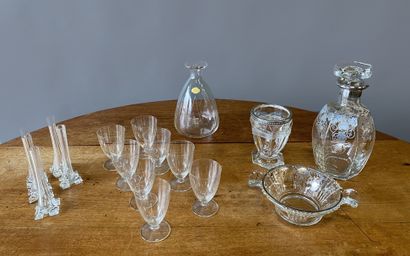 null Lot de verrerie : 

- Service comprenant huit verres et un carafe

- Cinq vases...