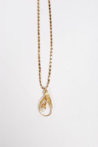 null Chain and pendant in 18K yellow gold 750/000 with a cultured pearl

Gross weight...