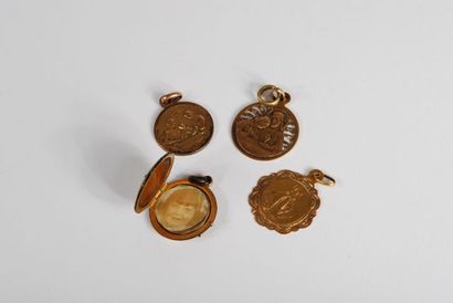 null Three religious medals in 18K yellow gold 750/000 

Weight : 5,6 g 

A gilded...