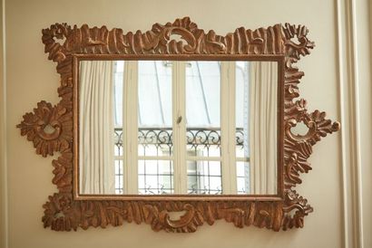 null Miroir de forme rectangulaire en bois et stuc dorés à décor de cartouches et...