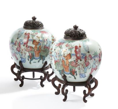 null Chine

Paire de vases ovoïde en porcelaine à décor de scènes de palais animées...