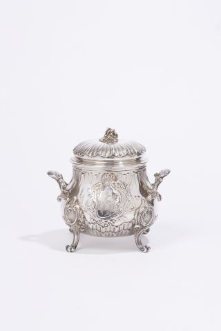 null Covered sugar bowl quadripod in silver 925/000 with rich rocaille decoration,...