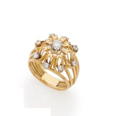 null Dome ring in 18K yellow gold 750/000 and nine diamonds 

Gross weight: 9.5 g...