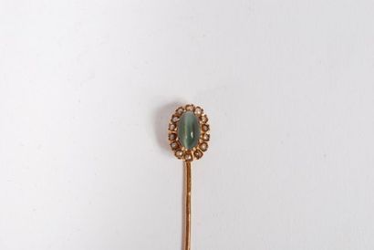 null Ensemble de cinq épingles de col en or jaune 18K 750/000, l'une à motif d'une...