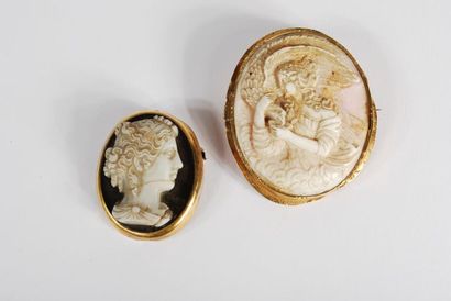 Two cameo brooches in 18K yellow gold, one...