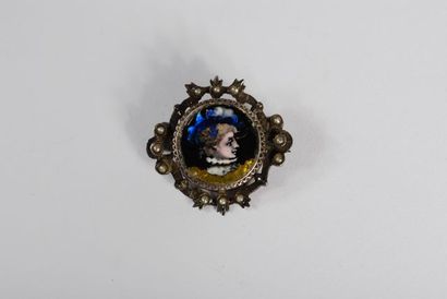 Round silver brooch decorated with a profile...