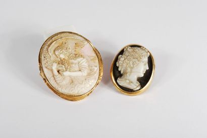 null Two cameo brooches in 18K yellow gold, one decorated with a woman's profile,...