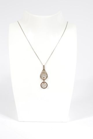null Chain in 18K white gold 7500/000 and pendant in 18K white and yellow gold 750/000...