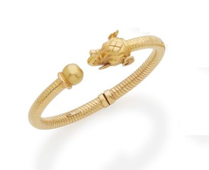 null Bracelet jonc demi-ouvert et articulé en or jaune à décor d'une tête d'éléphant...
