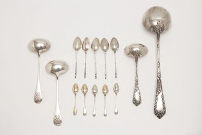 null Set in silver 925/000 including : 

- Two sauce spoons, uniplat model, numbered...