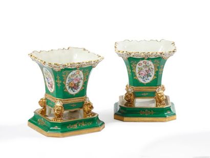null Jacob PETIT (1796-1868)

Paire de caisses à fleurs évasées, en porcelaine polychrome...