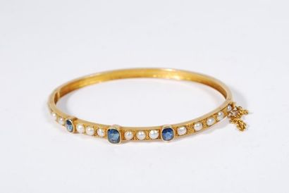 null Bracelet en or jaune 18K 750/000 orné d'un demi rang de perles cloisonnées et...