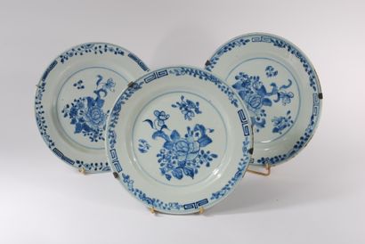 null Chine 

Trois assiettes en porcelaine à décor en bleu sous couverte 

XIXe siècle

D....
