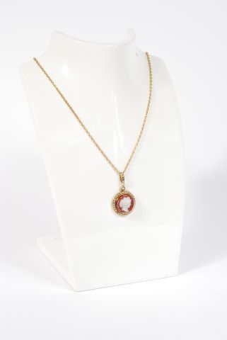 18K yellow gold chain and pendant, the round...
