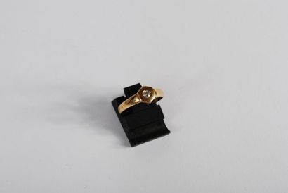 null * Ring in 18K yellow gold 750/000 and close-set diamond 

weight : 2,2 g