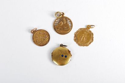 null Three religious medals in 18K yellow gold 750/000 

Weight : 5,6 g 

A gilded...