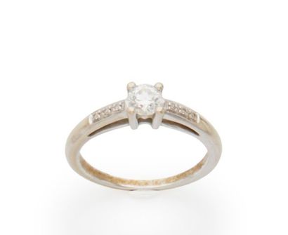 null MAUBOUSSIN 

Solitaire ring in 18K white gold with a brilliant-cut diamond weighing...