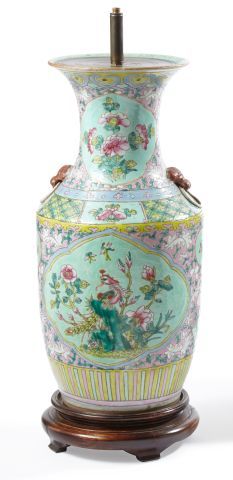 null Chine 

Grand vase de forme balustre en porcelaine à décor en émaux polychrome...