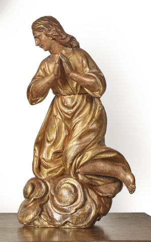 null Vierge en prière sur des nuées en bois sculpté et stuc dorés

XIXe siècle 

H....